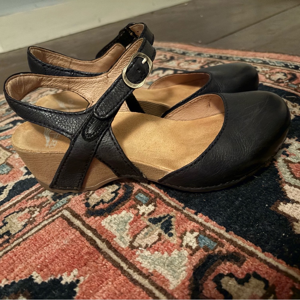 Dansko Tiffani Milled Burnished Black 38M (7.5-8)
